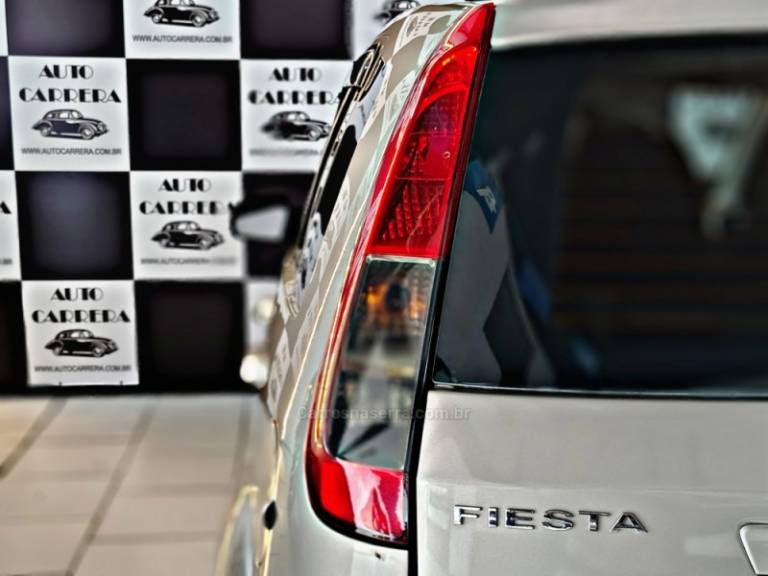 FORD - FIESTA - 2013/2014 - Dourada - R$ 33.900,00