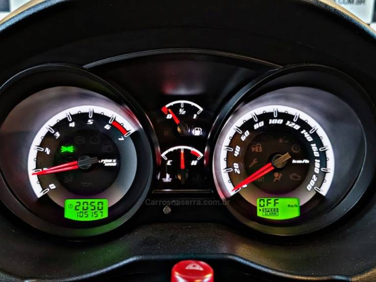 FORD - FIESTA - 2013/2014 - Dourada - R$ 33.900,00