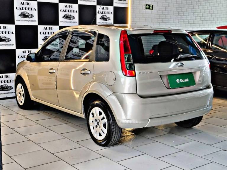 FORD - FIESTA - 2013/2014 - Dourada - R$ 33.900,00