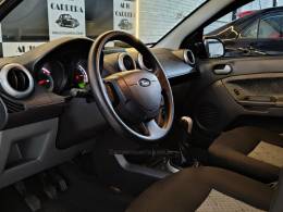 FORD - FIESTA - 2013/2014 - Dourada - R$ 33.900,00