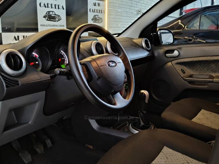 FORD - FIESTA - 2013/2014 - Dourada - R$ 33.900,00