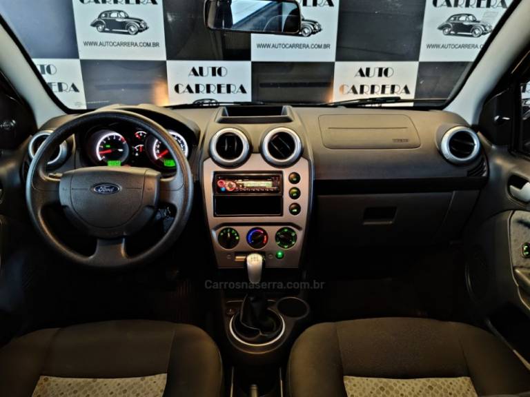FORD - FIESTA - 2013/2014 - Dourada - R$ 33.900,00